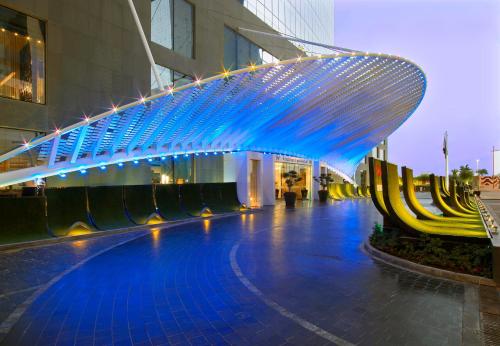 Der Swimmingpool an oder in der Nähe von W Doha Residences