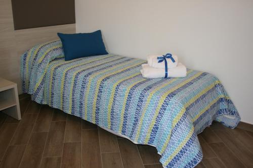 Una cama o camas en una habitación de PrimeQuerce