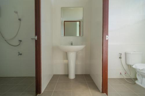 a bathroom with a sink and a mirror and a toilet at Oon Valley Farm Stay in Ban Mae Pha Haen
