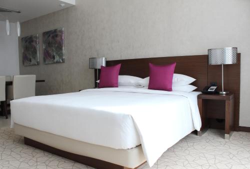 Кровать или кровати в номере Hyatt Place Dubai Al Rigga Residences