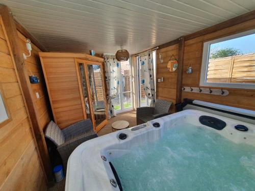 een jacuzzi in een tiny house bij Bien-être c'est là in Le Pouzin