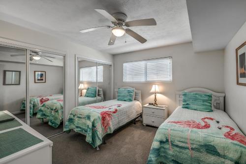 Un pat sau paturi într-o cameră la Anchorage II B14