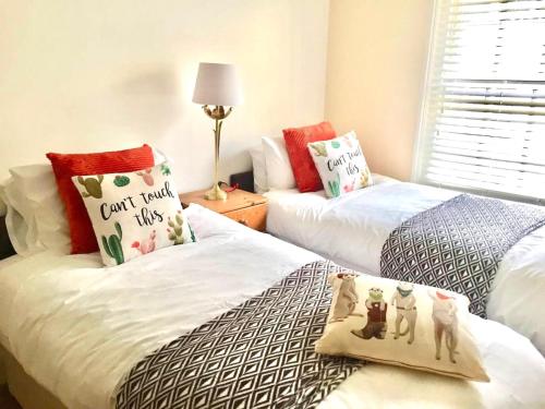 Seascape Mews House with Parking & fast WIFI minutes from the Sea, Brighton and Hove, United Kingdom
