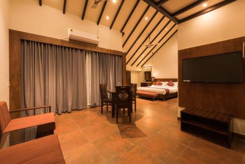 Кровать или кровати в номере Trivers Resort Munnar