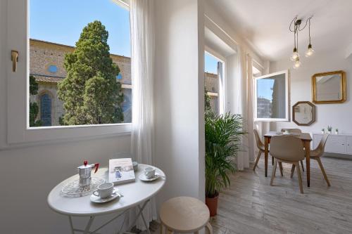 Via Avelli, 4 - Daniela - Florence Charming Apartments - Delightful and bright 3rd-floor apartment without elevator, overlooking one of Florence's most beautiful squares, Exceptionally located for exploring the city