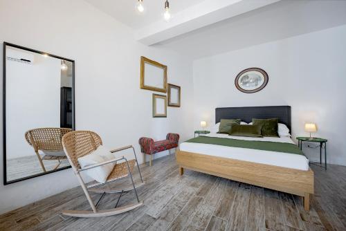 Posteľ alebo postele v izbe v ubytovaní Via Avelli, 4 - Florence Charming Apartments - Delightful and bright 3rd-floor apartment without elevator, overlooking one of Florence's most beautiful squares, Exceptionally located for exploring the city