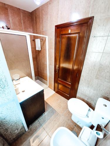 a bathroom with two toilets and a sink and a shower at Casa da Tanquinha in Beiral do Lima