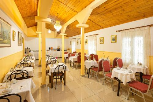 نيا متروبوليس في سلانيك: غرفة طعام مع طاولات وكراسي في مطعم
