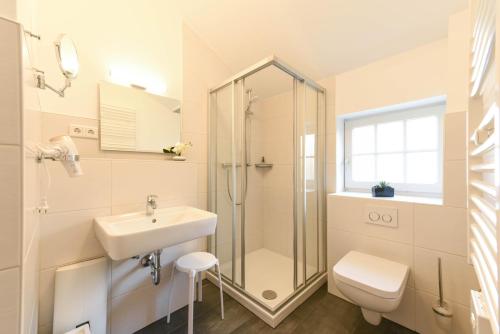 bagno con doccia, lavandino e servizi igienici di Haus Alte Kiefer Whg 2 a Norderney