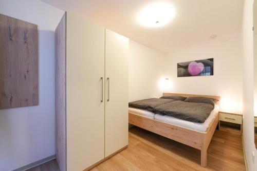 ノルダーナイにあるHaus Alte Kiefer Whg 2のベッドルーム1室(ベッド1台、クローゼット付)