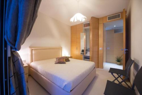 een kleine slaapkamer met een bed en een stoel bij One bedroom appartement with wifi at Gallipoli in Gallipoli