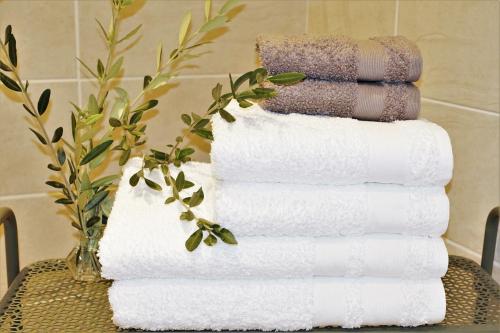 Una pila de toallas sobre una mesa en "Côté Charlemagne" Centre-ville Garage Piscine Terrasse, en Cassis