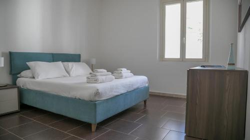 ein Schlafzimmer mit einem Bett mit Handtüchern darauf in der Unterkunft Luminosa - Cala Gonone in Cala Gonone