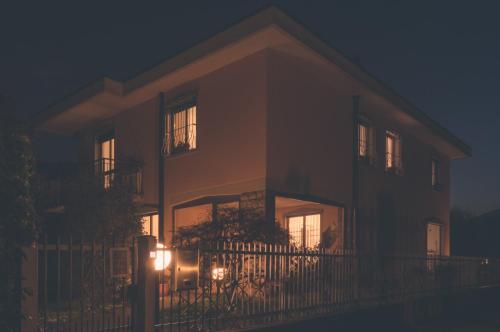 a house at night with its lights on at LA MOIA in Cerete