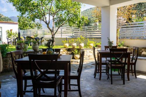 a dining room with tables and chairs in a patio at Il Madrigale - Agriturismo B&B in Agnone