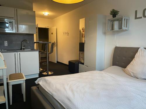 Kleines Zimmer mit einem Bett und einer Küche in der Unterkunft Weinhaus an der Bergstrasse in Hamburg