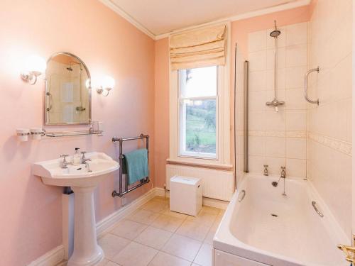 Ένα μπάνιο στο The Forest Country House B&B