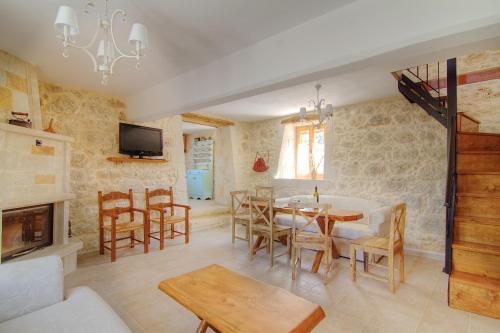 Villa Caneva - Countryside Haven with Full Privacy