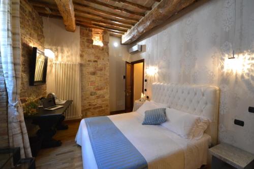 a bedroom with a bed and a desk in a room at Case Brizi Assisi in Assisi