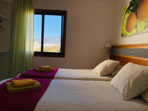 プラヤ・デ・ラス・アメリカスにあるCoral Compostela Beach, private apartmentのベッドルーム1室(ベッド2台、タオル付)
