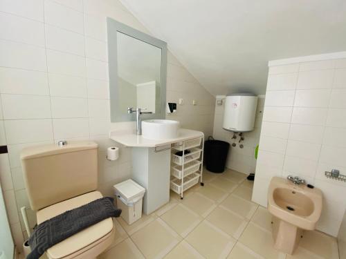プラヤ・デ・ラス・アメリカスにあるCoral Compostela Beach, private apartmentのバスルーム(洗面台、トイレ、鏡付)