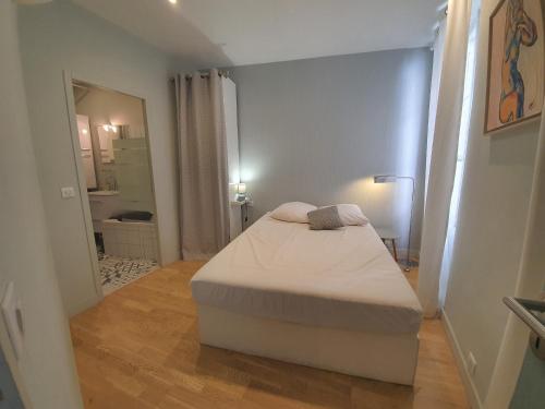 - une petite chambre avec un lit et une salle de bains dans l'établissement Jaurès by Welcome to Cannes, à Cannes