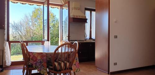 een keuken met een tafel en stoelen en een raam bij Casa Graziosa in Lazise