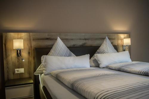 コッヘムにあるVilla Sonnenblickのホテルルーム内のベッド2台(白い枕付)