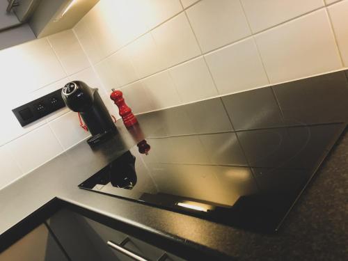 a fire extinguisher on the wall of a kitchen at "Cosy Dune", trendy en zuid gelegen ruim appartement op 100m van strand en winkelstraat in Nieuwpoort