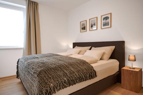 sypialnia z łóżkiem z brązowym kocem w obiekcie die Tauplitz Lodges - Bergblick Lodge B1 by AA Holiday Homes w mieście Tauplitz
