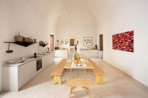 eine Küche mit einem Holztisch im Zimmer in der Unterkunft Palazzo Donna Titì in Nardò