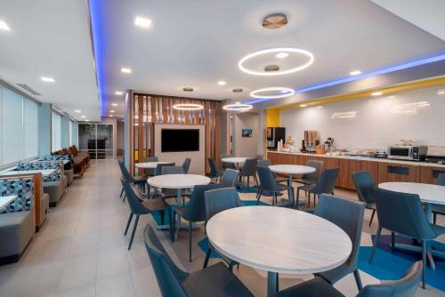 ホット・スプリングスにあるMicrotel Inn & Suites by Wyndham Hot Springsのテーブルと椅子とバーのあるレストラン