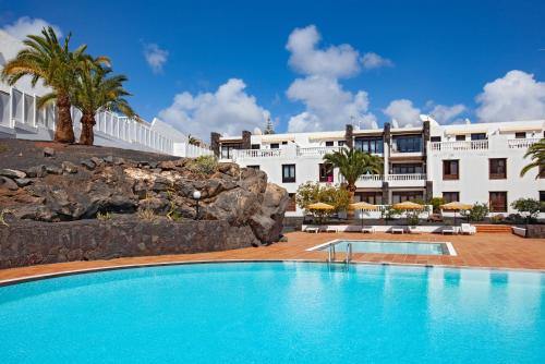 basen przed hotelem w obiekcie Apartment Caleton Blanco, central Puerto del Carmen w Puerto del Carmen