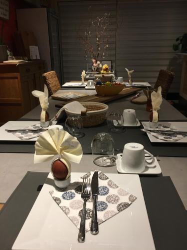 stół jadalny ze stołem na posiłek w obiekcie B&B De Notelaar w mieście Rendeux
