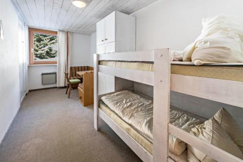 מיטה או מיטות קומותיים בחדר ב-Haus Dettlbauer - Top 16