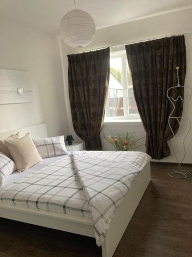 Schlafzimmer mit einem Bett und einem Fenster in der Unterkunft Apartments near the pond in Prag