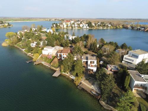 A bird's-eye view of TopSenec-Lakeside Home