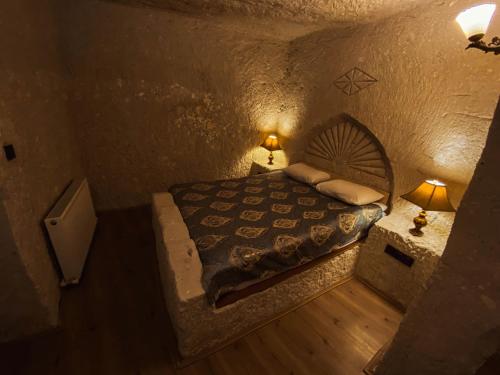 an overhead view of a bedroom with a bed and two lamps at Asteria Cave Hotel in Goreme