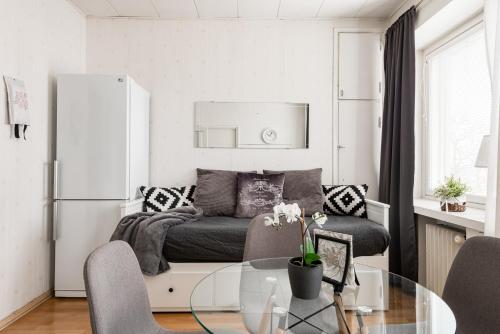 een woonkamer met een bank en een glazen tafel bij Apartments Borg in Pori