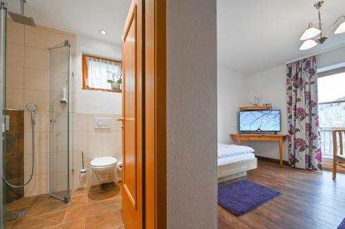 Ett badrum på Gasthaus - Hotel Alt Fürstätt