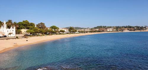 an aerial view of a beach with people on it at Van der Valk Hotel Barcarola in Sant Feliu de Guixols