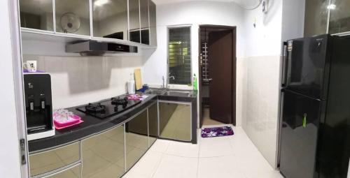 Η κουζίνα ή μικρή κουζίνα στο Sekinchan Paddy via Seaview Home 高楼 看海 稻田 民宿