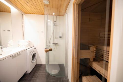 Ett badrum på Santa's Resort & Spa Hotel Sani Apartments