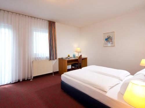 Ένα ή περισσότερα κρεβάτια σε δωμάτιο στο ACHAT Hotel Darmstadt Griesheim