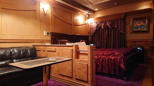 sala de estar con sofá y cama en Hotel Zips (Adult Only), en Kawaguchi