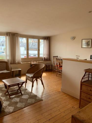 un salon avec une table et des chaises dans l'établissement Appartement Port de Tréboul, à Douarnenez