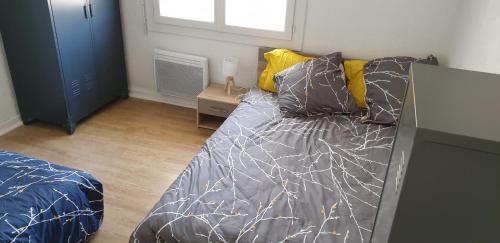 - une chambre avec un lit, un lit, un lit et une fenêtre dans l'établissement L'Océnoa, à Mimizan-Plage