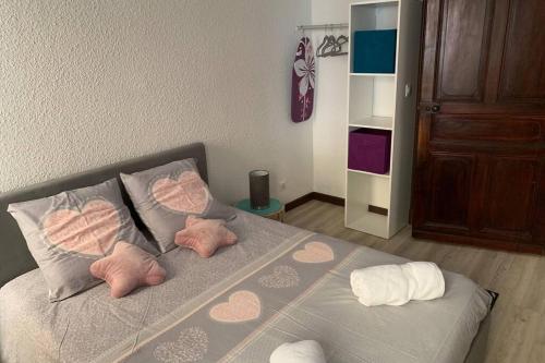 - une chambre avec un lit doté d'oreillers roses et d'un placard dans l'établissement LE CENTRE VILLE AU CALME, à Albertville