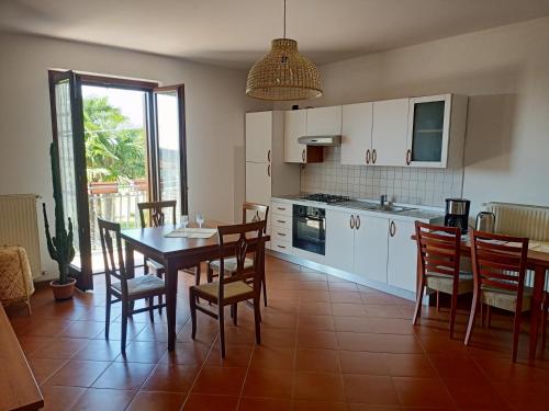 een keuken en eetkamer met een tafel en stoelen bij NICOLE COUNTRY APARTMENTS in Cassacco