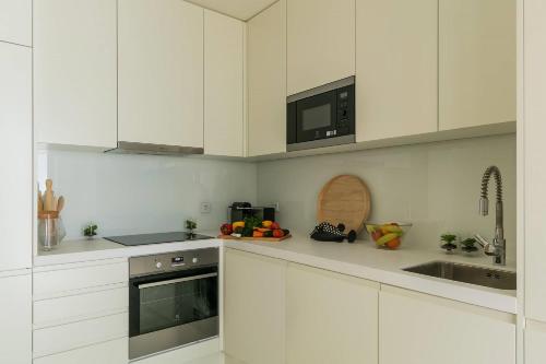 Central 2BDR Apartment with Balcony by LovelyStay
